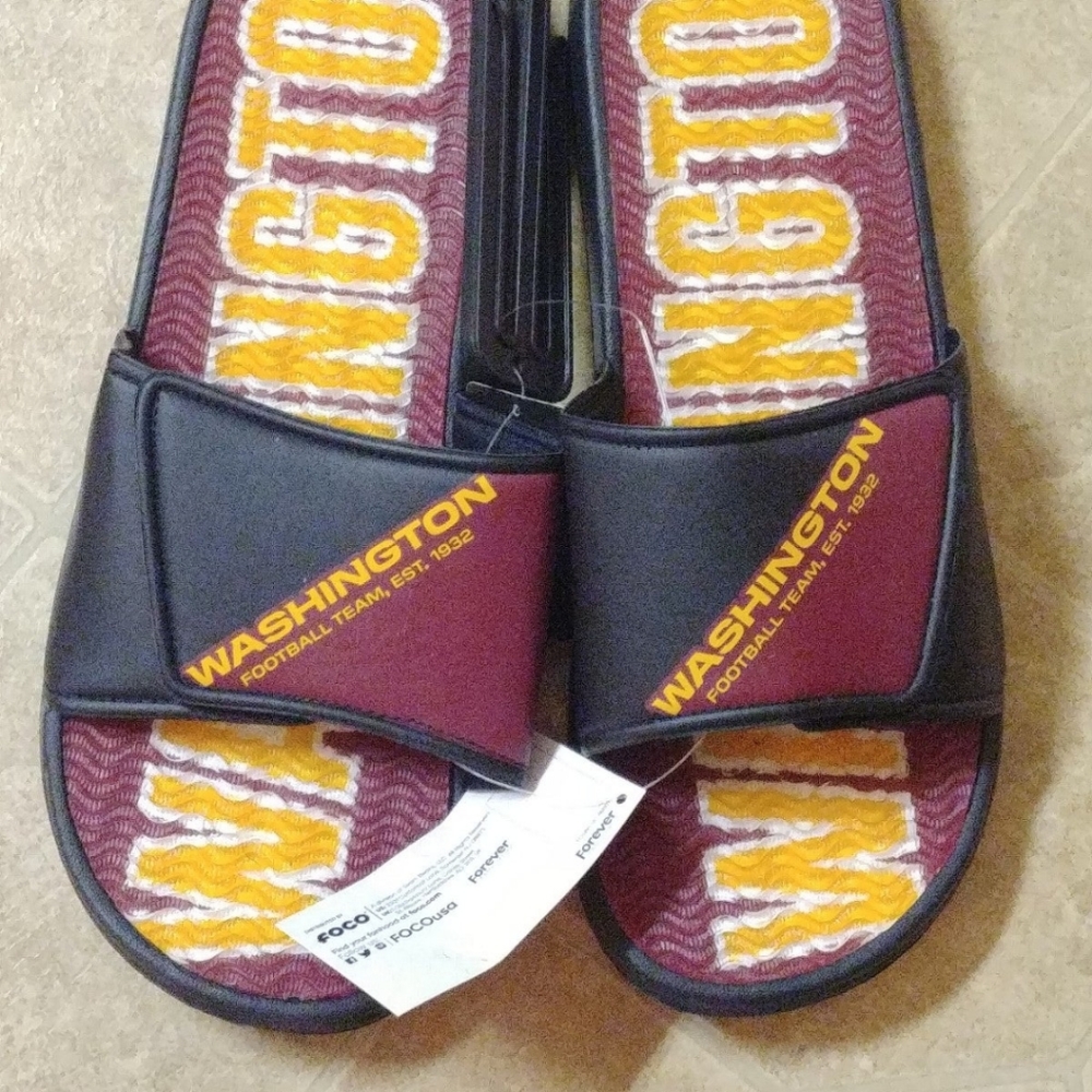 NWT WASHINGTON FOOTBALL TEAM (Redskins/Commanders) flip flops/slippers Sz 13/14